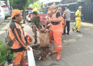 Grebek Lumpur di Johar Baru, Sinergi Warga dan Aparat Wujudkan Lingkungan Bersih dan Sehat