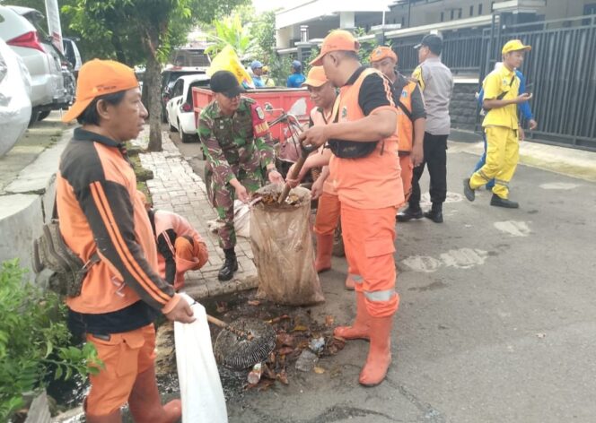 
					Grebek Lumpur di Johar Baru, Sinergi Warga dan Aparat Wujudkan Lingkungan Bersih dan Sehat