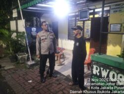 Sambang Poskamling, Bhabinkamtibmas Johar Baru Ajak Warga Perkuat Keamanan Lingkungan