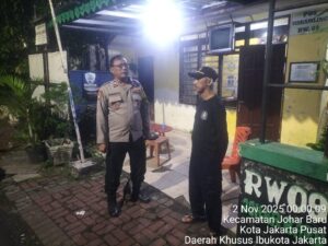 Sambang Poskamling, Bhabinkamtibmas Johar Baru Ajak Warga Perkuat Keamanan Lingkungan