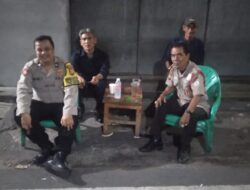 Tingkatkan Keamanan, Bhabinkamtibmas Sambangi dan Beri Imbauan di Pos Kamling RW 08