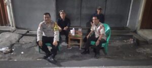Tingkatkan Keamanan, Bhabinkamtibmas Sambangi dan Beri Imbauan di Pos Kamling RW 08