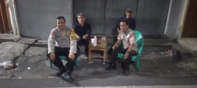 
					Tingkatkan Keamanan, Bhabinkamtibmas Sambangi dan Beri Imbauan di Pos Kamling RW 08