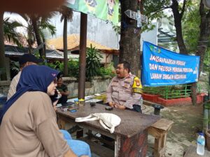 Sambang Ketua RW 09 dan Warga, Bhabinkamtibmas Petamburan Sampaikan Himbauan Kamtibmas