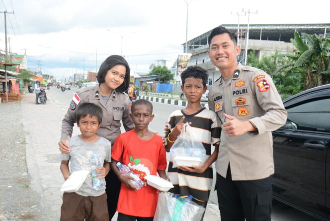 
					Satgas Ops Damai Cartenz Tanamkan Nilai Kepedulian Lewat Aksi Berbagi di Jalanan Timika