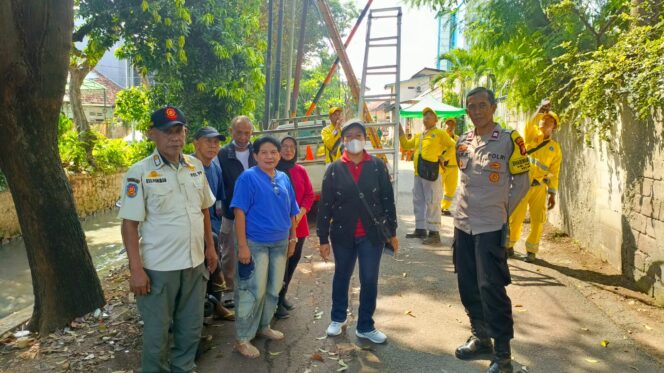 
					Bhabinkamtibmas Paseban Gelar Grebek Lumpur, Wujud Sinergi Jaga Kebersihan Lingkungan