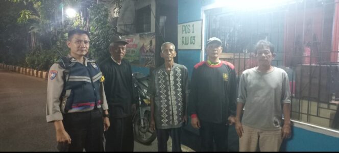 
					Bhabinkamtibmas Cikini Patroli Dini Hari, Pastikan Keamanan Warga Raden Saleh Tetap Kondusif