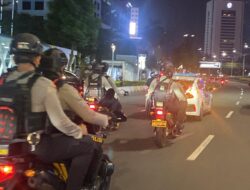 Polda Metro Jaya Gelar Patroli malam gabungan, Polisi Sapa Warga di Bundaran HI