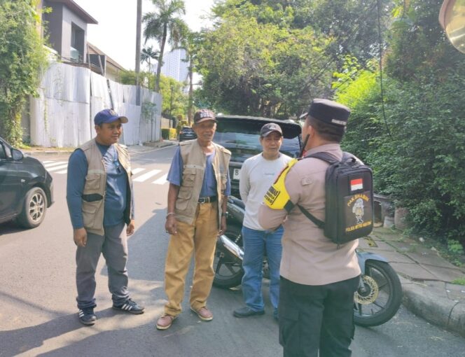 
					Cegah Aksi Kejahatan, Bhabinkamtibmas Gondangdia Himbau Jukir Gereja HKBP Jaga Keamanan Parkir