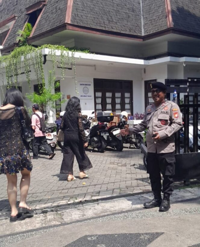 
					Patmor Menteng Aipda Mulyanto Siaga Amankan Ibadah Minggu di Gereja GPIB Paulus