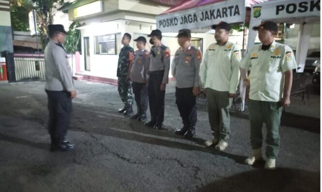 
					Polsek Metro Gambir Gelar Apel Patroli Cipkon 3 Pilar, Pastikan Keamanan Malam Akhir Pekan di Wilayah Gambir