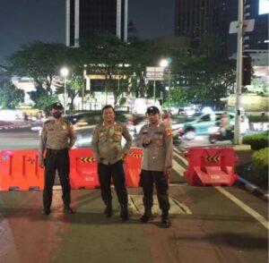 Polsek Metro Gambir Lakukan Penutupan Jalan Medan Merdeka Selatan untuk Antisipasi Balap Liar
