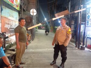 Bhabinkamtibmas Kebon Kelapa Ajak Warga Pos Kamling RW 03 Aktif Jaga Keamanan Lingkungan
