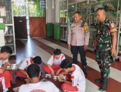 Polsek Sawah Besar Kawal Pendistribusian Makanan Bergizi Gratis di SMPN 5 Jakarta Pusat