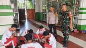 Polsek Sawah Besar Kawal Pendistribusian Makanan Bergizi Gratis di SMPN 5 Jakarta Pusat