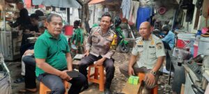 Bhabinkamtibmas Kebon Melati Sambangi Tomas RT 10/05 Imbau Warga Agar Jauhi Pinjol dan Judol
