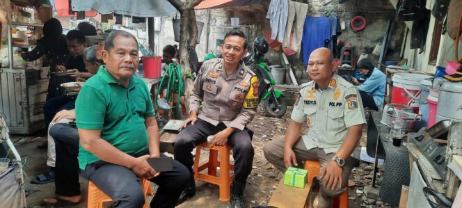 
					Bhabinkamtibmas Kebon Melati Sambangi Tomas RT 10/05 Imbau Warga Agar Jauhi Pinjol dan Judol