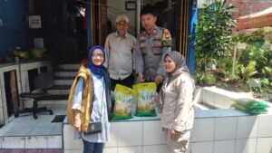 Bhabinkamtibmas Kebon Kacang Gelar Gerakan Pangan Murah di Pos RW 01