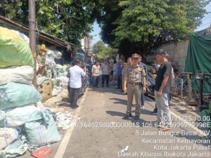 Tiga Pilar Turun Tangan Tertibkan Lapak Kertas Bekas, Lingkungan Lebih Tertib dan Bersih
