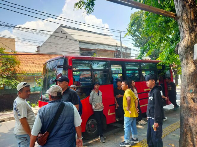 
					Pendekatan Humanis Polsek Johar Baru Kawal Pemberangkatan Massa Unras Tanpa Gesekan