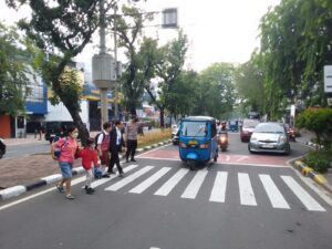 Pastikan Keamanan Jam Sibuk, Polsek Kemayoran Terjunkan Personel di Pagi Hari