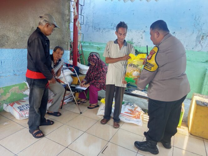 
					Bhabinkamtibmas Petamburan Gelar Gerakan Pangan Murah di RW 05 Sampaikan Imbauan Kamtibmas