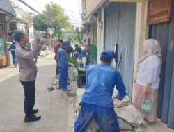 Bhabinkamtibmas Pantau Pembersihan Saluran Air di Kelurahan Kartini