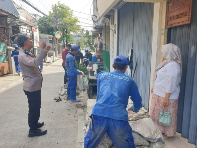
					Bhabinkamtibmas Pantau Pembersihan Saluran Air di Kelurahan Kartini