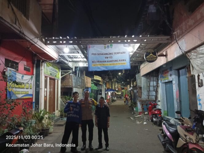 
					Patroli Humanis di Poskamling, Bhabinkamtibmas Kampung Rawa Pererat Kerjasama dengan Warga RW 03
