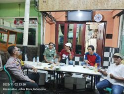 Ngopi Santai di Pos Kamling, Polisi dan Warga Kampung Rawa Kompak Jaga Keamanan