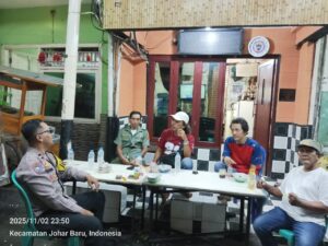 Ngopi Santai di Pos Kamling, Polisi dan Warga Kampung Rawa Kompak Jaga Keamanan