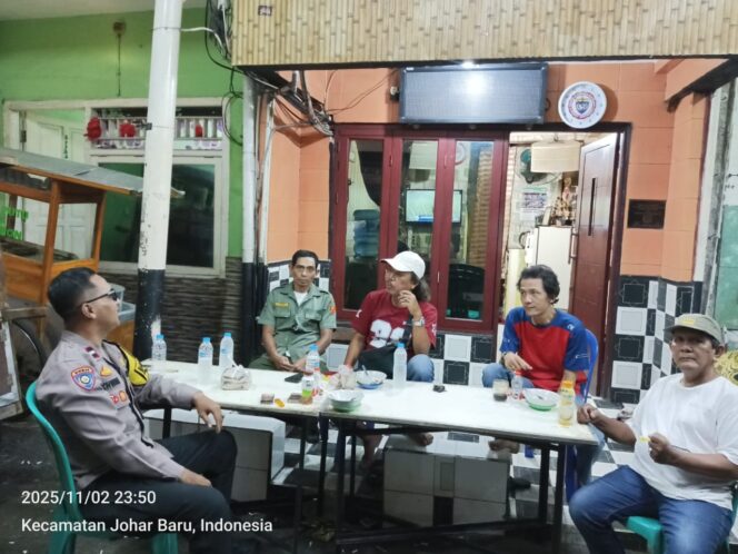 
					Ngopi Santai di Pos Kamling, Polisi dan Warga Kampung Rawa Kompak Jaga Keamanan