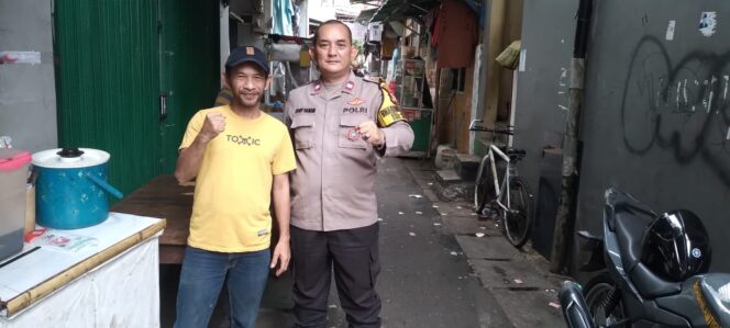 
					Dekat dengan Warga, Bhabinkamtibmas Menteng Ajak Warga Jaga Keamanan Lingkungan