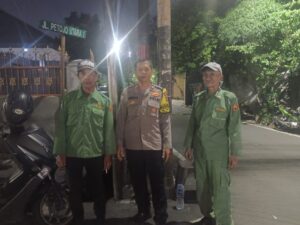 Bhabinkamtibmas Petojo Utara Sambangi Satkamling RW 03, Ajak Warga Peduli dan Aktif Jaga Keamanan Lingkungan