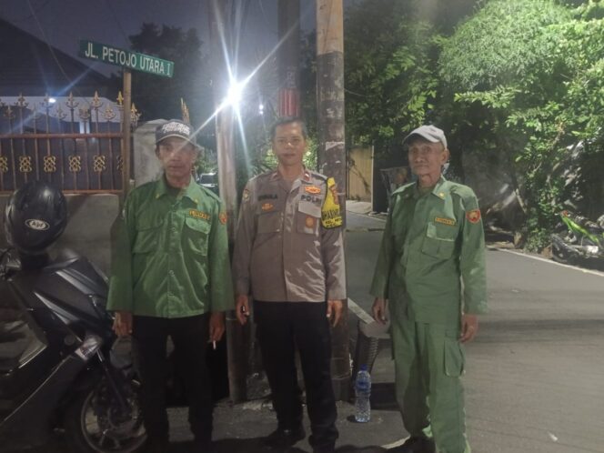 
					Bhabinkamtibmas Petojo Utara Sambangi Satkamling RW 03, Ajak Warga Peduli dan Aktif Jaga Keamanan Lingkungan