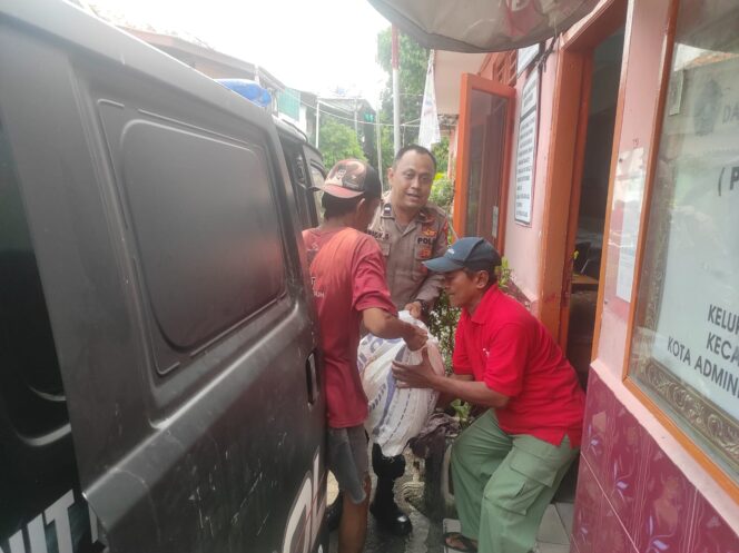 
					Polsek Metro Gambir Salurkan Beras Murah Bersama Bulog, Wujud Kepedulian terhadap Kestabilan Harga Pangan