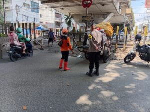 Bhabinkamtibmas Duri Pulo Sambangi Petugas Kebersihan, Ajak Bersinergi Wujudkan Lingkungan Aman dan Bersih