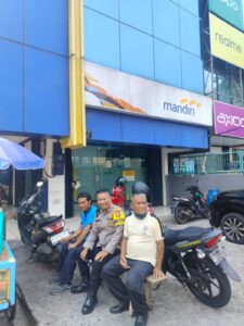 Bhabinkamtibmas Duri Pulo Lakukan Patroli Kewilayahan dan Cooling System, Ajak Warga Jaga Keamanan Lingkungan