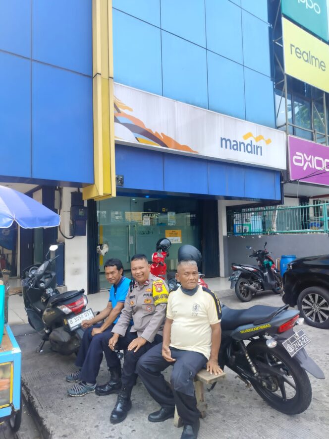 
					Bhabinkamtibmas Duri Pulo Lakukan Patroli Kewilayahan dan Cooling System, Ajak Warga Jaga Keamanan Lingkungan