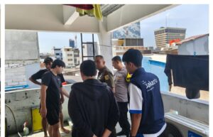 Tindak Lanjut Aduan Warga, Petugas Lakukan Pengecekan Bau Kaporit di PT Kreasi Pack Indo Kebon Kelapa