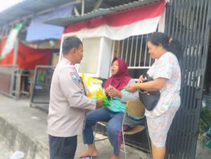 Bhabinkamtibmas Kelurahan Cideng Laksanakan Penjualan Beras SPHP Bulog dan Himbauan Kamtibmas di Lingkungan Warga