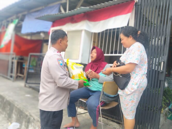 
					Bhabinkamtibmas Kelurahan Cideng Laksanakan Penjualan Beras SPHP Bulog dan Himbauan Kamtibmas di Lingkungan Warga