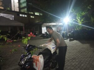 Polsek Metro Gambir Gelar Gerakan Pangan Murah, Salurkan Beras Bulog untuk Warga Kebon Kelapa