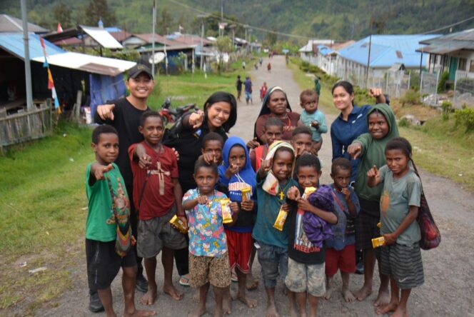 
					Membangun Kedekatan, Personel Satgas Ops Damai Cartenz Berbagi Kebersamaan dengan Masyarakat Sinak