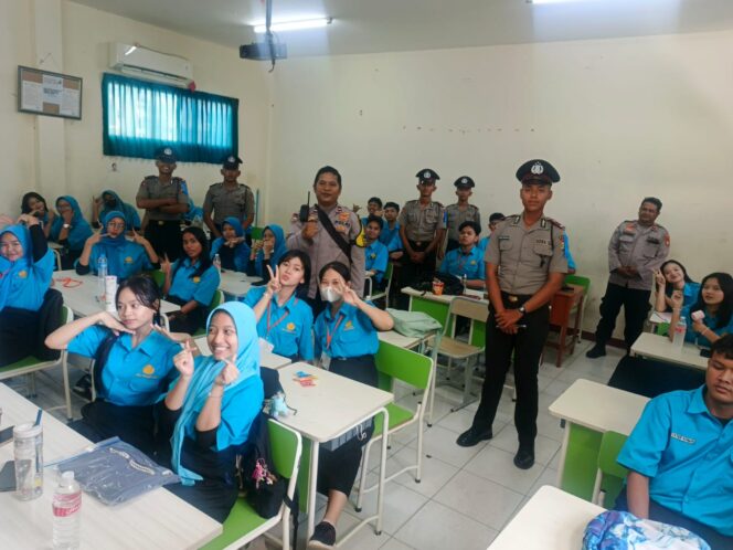 
					Latih Kemampuan Komunikasi, Siswa Bintara Polri Latja Beri Edukasi ke Pelajar SMK Taman Siswa 1