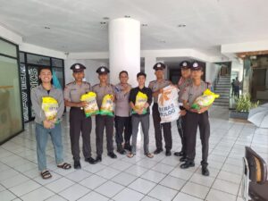 Bhabinkamtibmas Pegangsaan dan Siswa Latja Polri Gelar Gerakan Pangan Murah, Warga Antusias Dapatkan Beras Murah