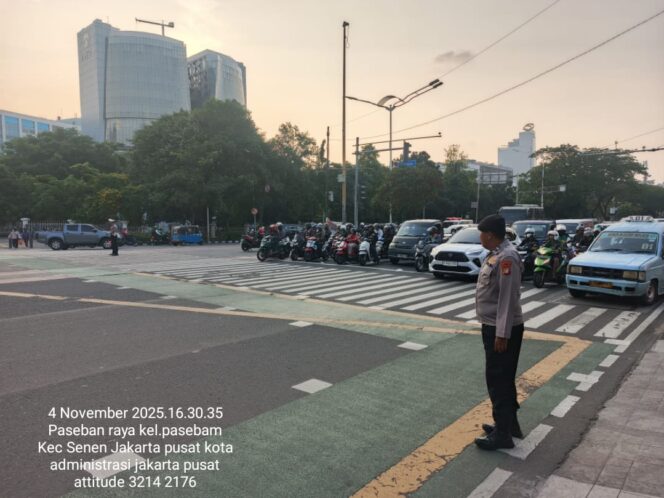 
					Anggota Samapta Polsek Senen Laksanakan Gatur Lalin Sore Hari, Cegah Kemacetan dan Antisipasi Gangguan Kamtibmas