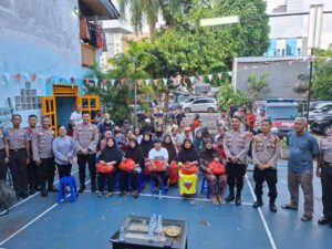 Kapolsek Senen Silaturahmi dan Bagikan Sembako kepada Warga Kurang Mampu di Kenari
