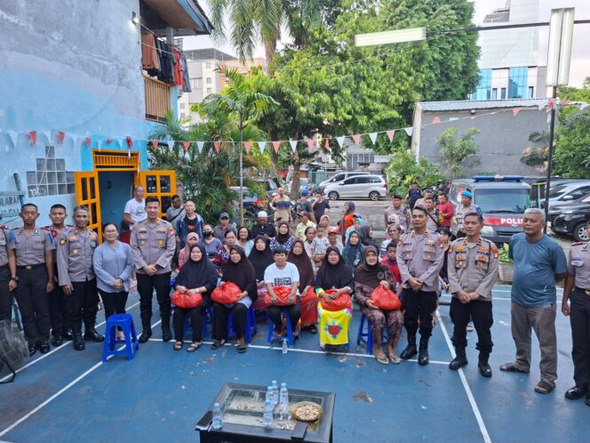 
					Kapolsek Senen Silaturahmi dan Bagikan Sembako kepada Warga Kurang Mampu di Kenari