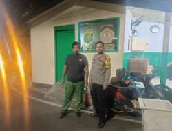 Bhabinkamtibmas Petojo Utara Sambangi Satkamling RW 02, Ajak Warga Tingkatkan Kewaspadaan Lingkungan